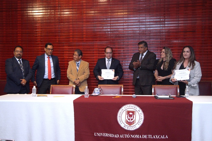 Presentaron en la UATx el libro Universidades públicas y autónomas: Límites y alcances de la autonomía universitaria