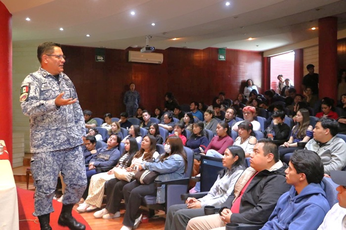 La UATx abre espacio de diálogo sobre seguridad nacional y bienestar social
