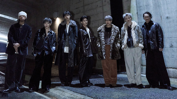 ACERCA DE PSYCHIC FEVER PSYCHIC FEVER es una boy band de siete miembros compuesta por KOKORO, WEESA, TSURUGI, RYOGA, REN, JIMMY y RYUSHIN. Debutaron en julio de 2022 como el séptimo grupo de EXILE TRIBE, un colectivo artístico japonés sin precedentes bajo el sello LDH JAPAN. El nombre del grupo, PSYCHIC FEVER, fue elegido para reflejar las personalidades únicas e individuales de sus siete miembros, cuyas actuaciones —que combinan baile, canto y rap— generan una química poderosa. Su dedicada base de fans se conoce como ForEVER. Con el propósito de "IGNITE OUR DREAMS" (ENCENDER NUESTROS SUEÑOS), PSYCHIC FEVER busca inspirar valentía en quienes los ven y encender sus corazones de pasión. Desde su debut en 2022, han estado tocando activamente en Japón y toda Asia, con la mira puesta en el éxito mundial. Su canción "Just Like Dat feat. JP THE WAVY", lanzada en enero de 2024, generó gran atención tanto a nivel nacional como internacional, superando las 270 millones de visualizaciones en TikTok. También entró en las listas Viral Top 50 de Spotify en nueve países y regiones asiáticas, incluyendo Tailandia, Vietnam, Filipinas, Singapur, Malasia y Corea del Sur, además de convertirse en un éxito viral en Estados Unidos. En febrero de 2025, PSYCHIC FEVER realizó con éxito su primera gira estadounidense, "PSYCHIC FEVER FIRST U.S. TOUR", en seis ciudades de Estados Unidos. Ese mismo mes, anunciaron un contrato global con Warner Music Group y su transferencia al sello discográfico 10K Projects. En marzo, ampliaron su alcance al actuar en SXSW 2025, uno de los festivales de música más grandes del mundo, en Estados Unidos. Su viaje global se está acelerando y se espera que logren avances aún mayores en el futuro.