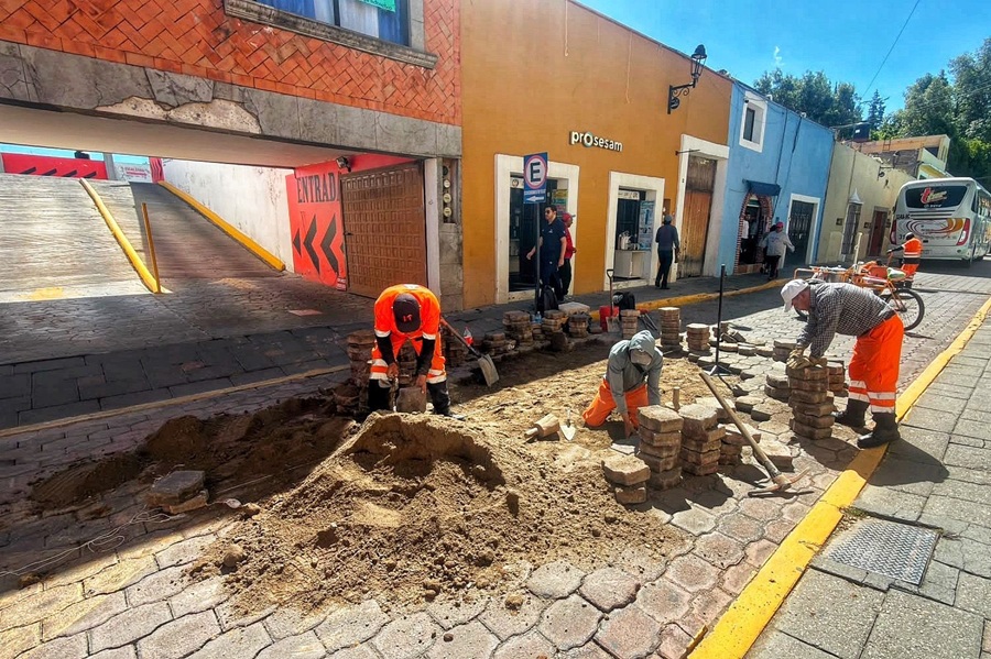 brigadas-de-mas-territorio-mejoran-la-movilidad-con-renivelacion-de-adoquines-en-el-centro-de-tlaxcala-alternativatlx