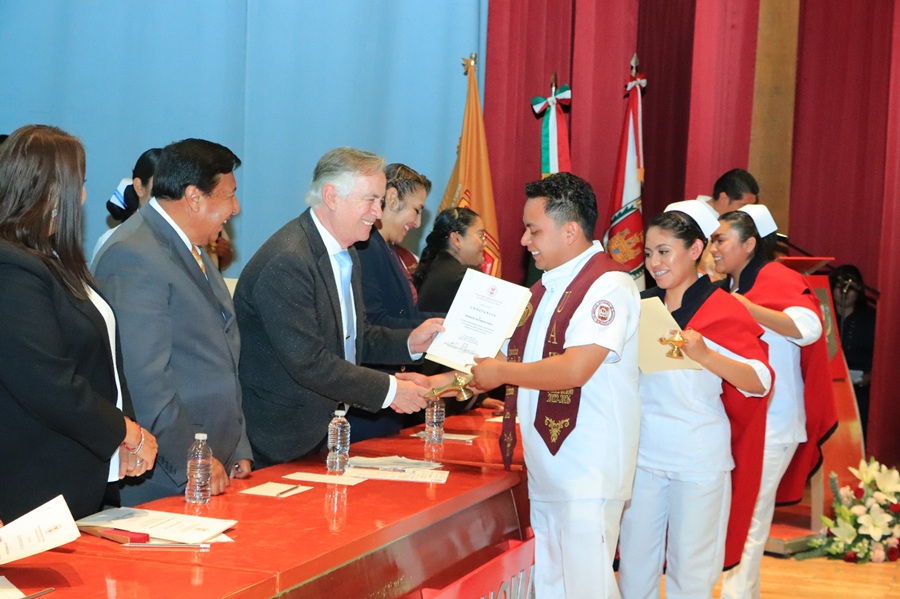 con-paso-de-la-luz-y-juramento-egresan-83-estudiantes-de-enfermeria-y-obstetricia-uatx-alternativatlx