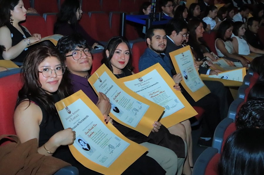 entrega-la-uatx-545-titulos-de-licenciatura-especialidad-maestria-y-doctorado-alternativatlx