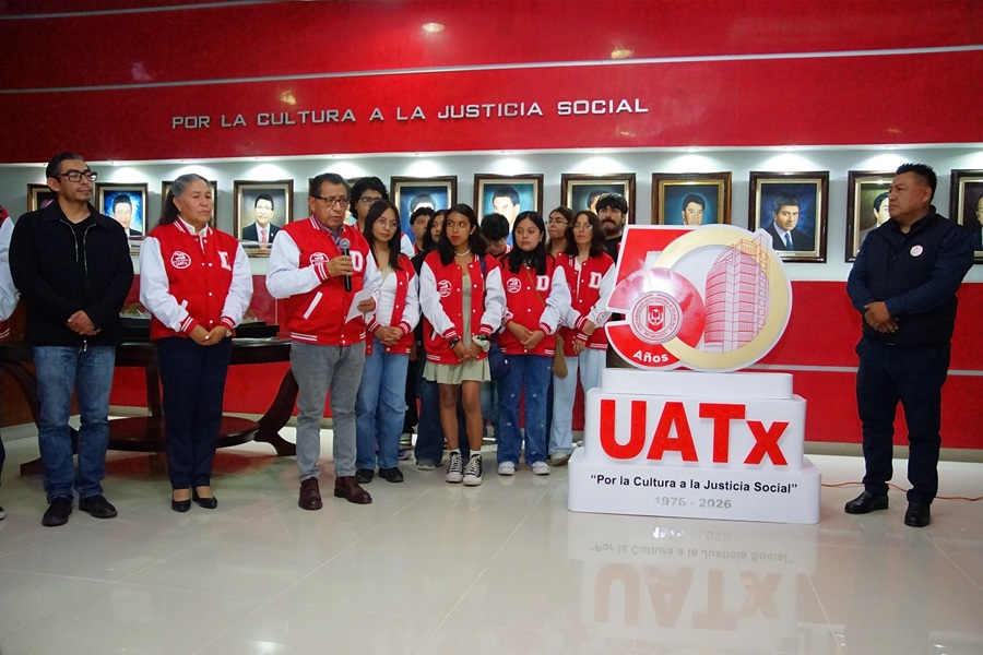 estudiantes-de-diseno-grafico-entregan-al-rector-obra-conmemorativa-por-los-50-anos-de-la-uatx-alternativatlx