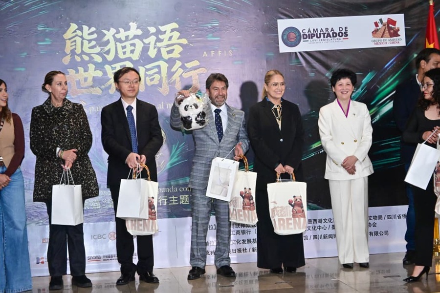 Inaugura Ray Vázquez Conchas la Exposición “El Arte del Panda Conecta al Mundo” de Wei Xintian