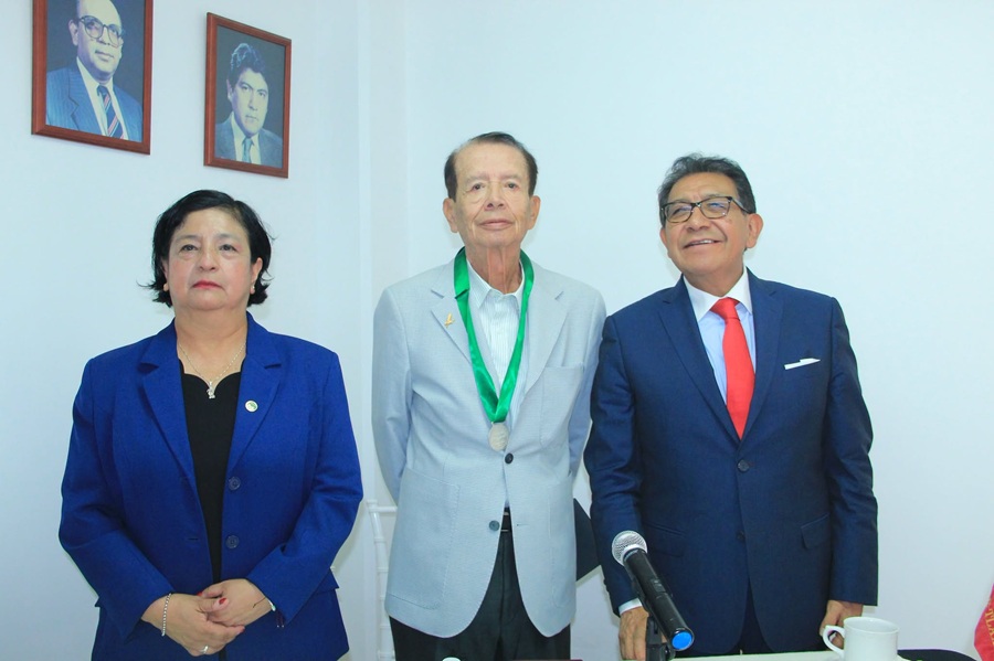 recibe-juan-mendez-vazquez-la-medalla-a-la-trayectoria-sindical-efrain-ortiz-linares-alternativatlx