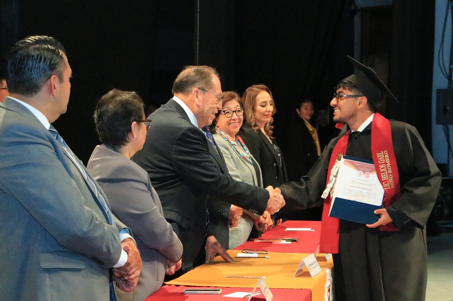 Encabeza Rector de la UATx Entrega de Constancias a 192 Egresados de Ciencias de la Educación