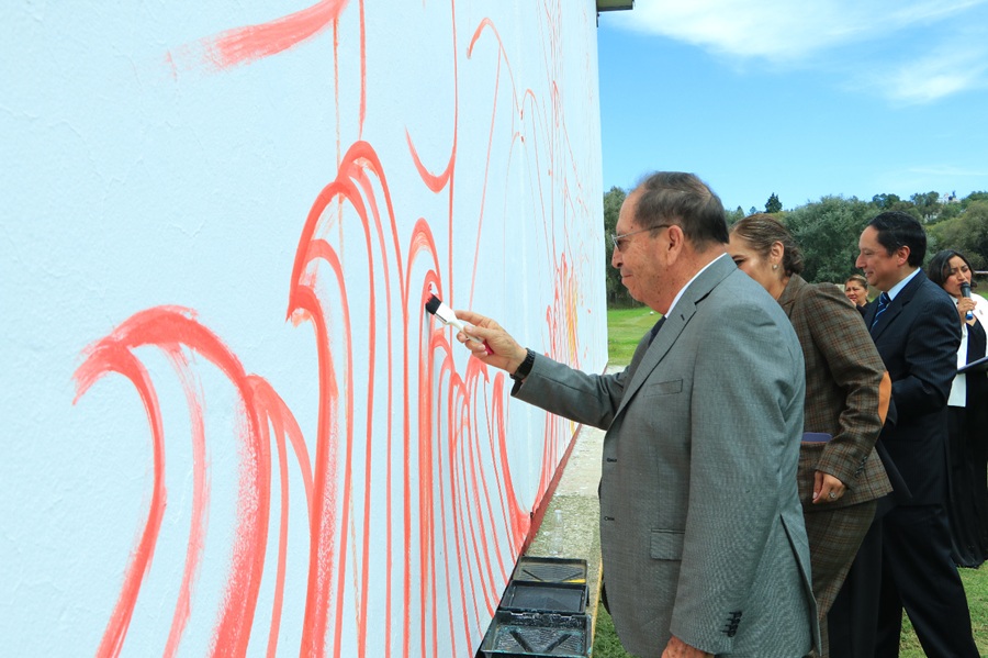 Da Rector Primera Pincelada al Mural Conmemorativo por el 50 Aniversario de la UATx en Ciencias Básicas